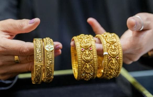 सोने आणि चांदीच्या दरात कधी वाढ होतेय तर कधी हाच भाव घसरताना दिसतोय. इराणच्या युद्धामुळे सोने आणि चांदीच्या भावात ही अस्थिरता निर्माण झाली आहे. दरम्यान, आज पुन्ह एकदा सोन्याचा भाव चांगलाच कमी झाला आहे.