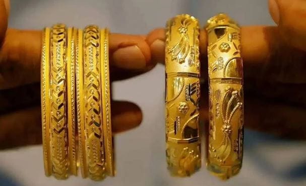 मिळालेल्या माहितीनुसार जळगावच्या सराफ बाजारात सोने आणि चांदीच्या दरात मोठी घसरण झाली आहे. 24 तासात सोन्याच्या दरात अडीच हजार रुपये तर चांदीच्या दरात तब्बल 12 हजार रुपयांची घसरण झाली आहे.