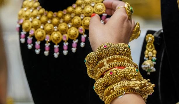 युद्धा संदर्भातील शांतीवार्ता यशस्वी झाली तर सोने आणि चांदीच्या दरात वाढ होण्याची शक्यता सराफ व्यावसायिक व्यक्त करत आहेत. (टीप- वरच्या लेखात दिलेली माहिती ही प्राथमिक स्वरुपाची आहे. या लेखाच्या माध्यमातून गुंतवणूक करण्याचा सल्ला दिलेला नाही. कुठेही प्रत्यक्ष वा अप्रत्यक्ष गुंतवणूक करायची असेल किंवा कोणताही आर्थिक निर्णय घ्यायचा असेल तर त्या-त्या क्षेत्रातील तज्ज्ञांचा सल्ला जरूर घ्या)