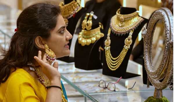 सोन्याचा भाव कधी घसरतोय तर कधी हाच भाव वाढताना दिसतोय. त्यामुळे सोन्यात गुंतवणूक करावी की नाही, असा प्रश्न सर्वांनाच पडला आहे. काही महिन्यांपूर्वी सोनं वधारल्याने सामान्यांची डोकेदुखी वाढली होती.