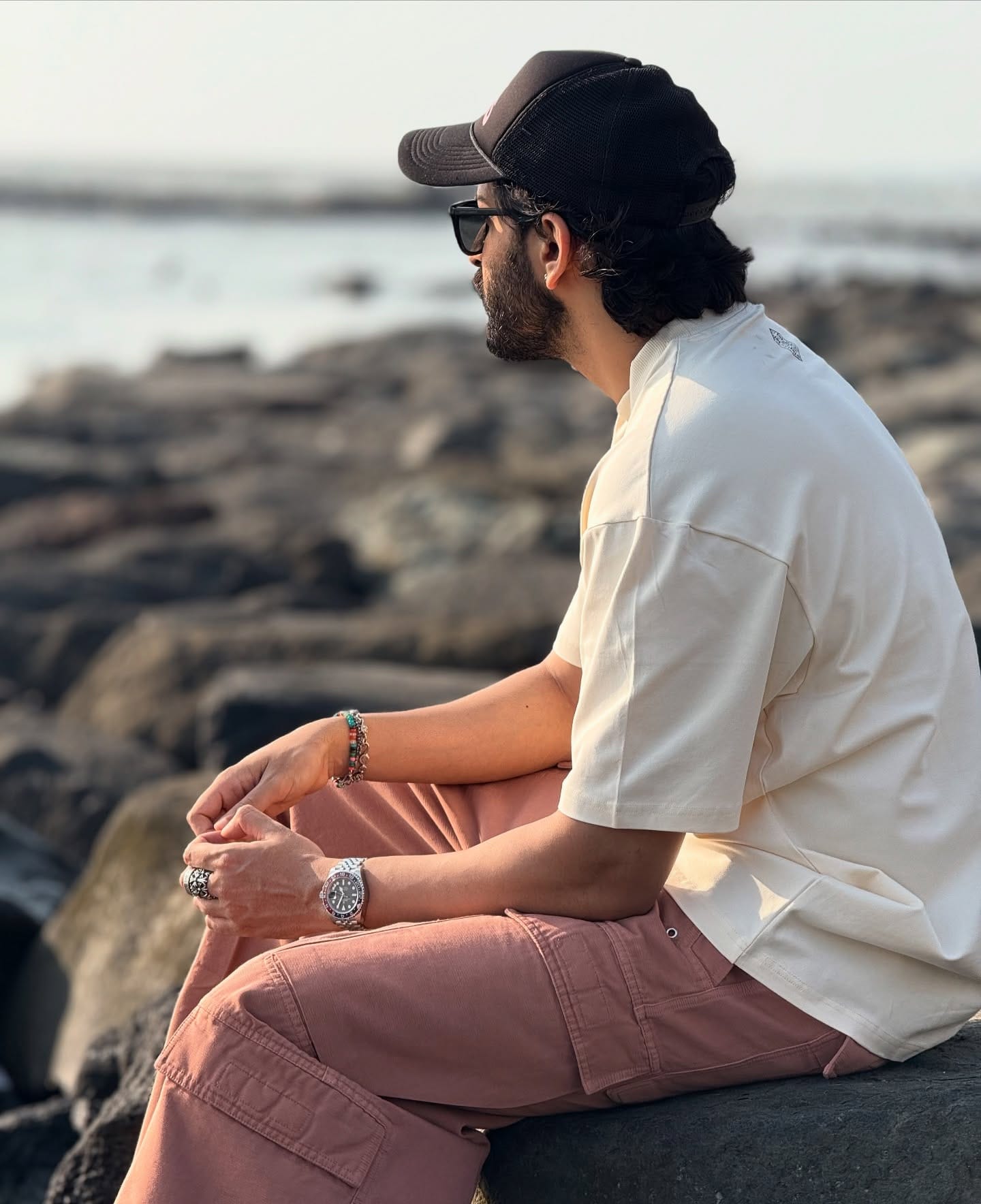 तुझे वडिल तुझ्यामागे नसते तर तू फक्त एक लूजर आहेस. जो आपल्या आयुष्यात काही करु शकत नाही असं दुसऱ्या युजरने म्हटलं. या ट्रोल्सना प्रत्युत्तर देताना हर्षवर्धनने फक्त एवढचं लिहिलं की, 'थोडं अजून रडून घ्या'