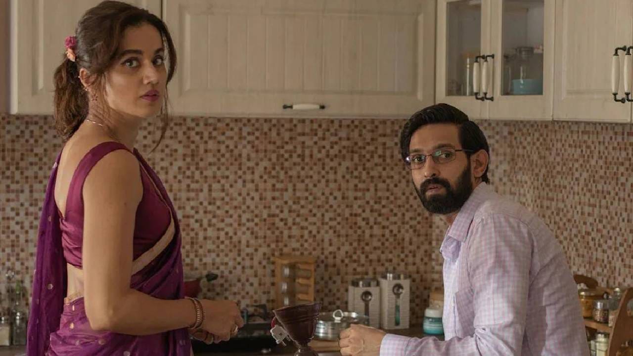 या चित्रपटाच्या कथेची सुरुवात राणी या भूमिकेपासून होते, जिच्यावर तिच्या पतीच्या हत्येचा आरोप असतो. एका स्फोटात राणीचा पती जळून मरतो, पण पोलिसांना त्याचा मृतदेहच सापडत नाही. त्यांना फक्त एक हात सापडतो. राणी ही दिल्लीतली अत्यंत स्वच्छंदी मुलगी असते, जिचं लग्न एका लहान शहरातील इंजीनिअरशी होतं. मात्र त्यांच्या वैवाहिक जीवनात अनेकदा तणाव निर्माण होतो.
