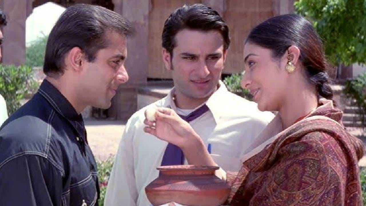 'हम साथ साथ हैं' या चित्रपटाचा एकूण बजेट 17 कोटी रुपये होता. बॉक्स ऑफिसवर या चित्रपटाने देशभरात 40 कोटी आणि जगभरात 70 कोटी रुपयांची कमाई केली होती. व्यावसायिकदृष्ट्या हा चित्रपट यशस्वी ठरला होता. आजही टीव्हीवर हा चित्रपट अत्यंत आवडीने पाहिला जातो.