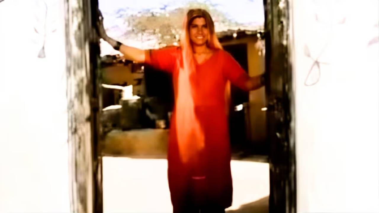 आजच्या डिजिटल युगात जेव्हा आपण इंटरनेट किंवा यूट्यूबवर स्क्रोल करतो, तेव्हा या गाण्याचे अनेक व्हिडिओ मिळतात. जरी गाण्याचे व्हिज्युअल्स धूसर झाले असले तरी लोक त्यांना आजही खूप आवडतात आणि आतापर्यंत या व्हिडिओंना लाखो-करोडो व्ह्यूज मिळाले आहेत. फक्त एका मुख्य व्हिडिओलाच ४५ लाखांपेक्षा जास्त वेळा पाहिले गेले आहे.