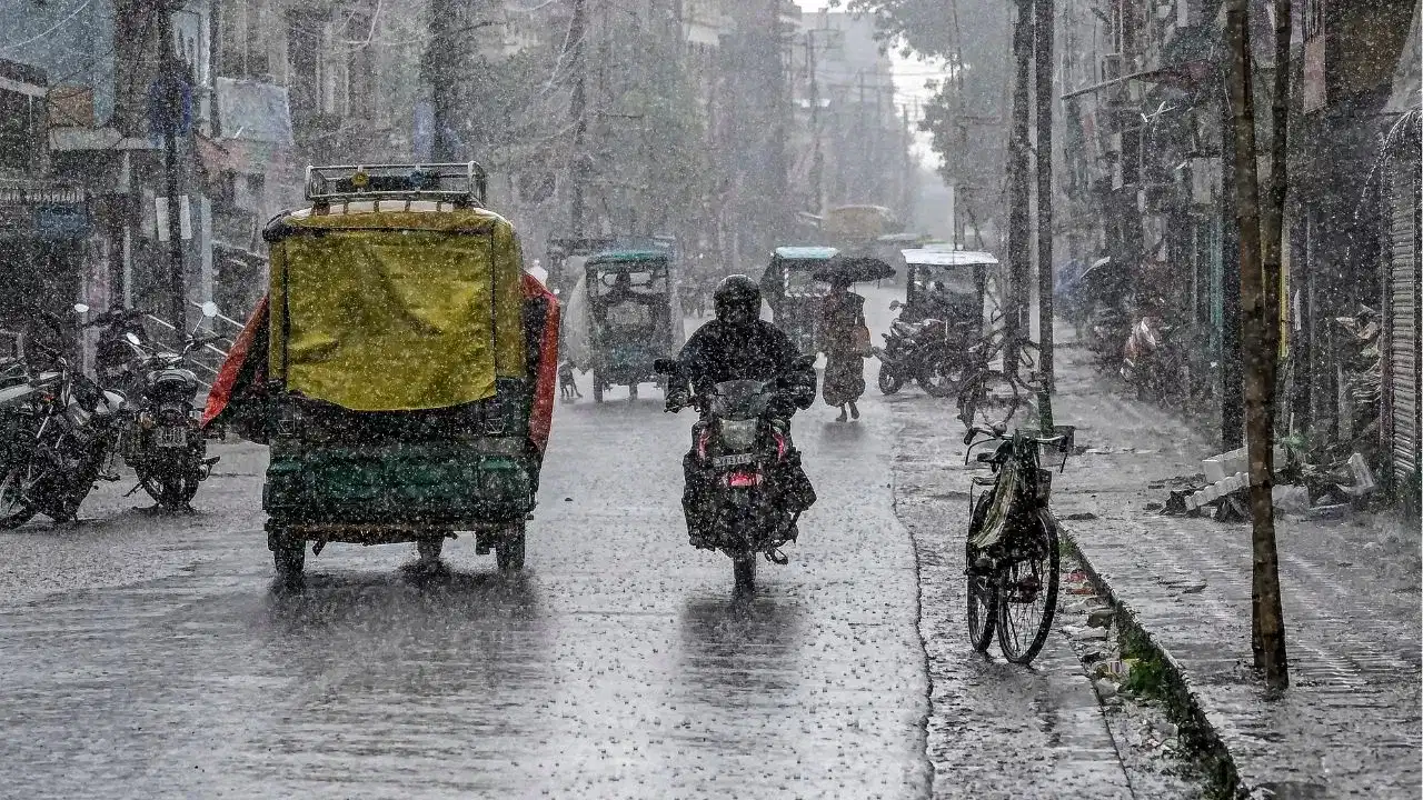 IMD Rain Alert : वेगवान वारा अन् जोरदार गारा... डझनभर राज्यांना पाऊस झोडपणार, अलर्ट जारी