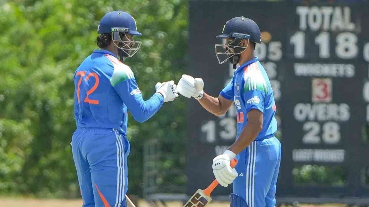 दाम्बुला येथे श्रीलंका ए विरुद्ध हा सामना झाला. ऋतुराज गायकवाड 114 चेंडूत 101 धावांची दमदार इनिंग खेळला. टीमला त्याने अडचणीतून बाहेर काढलं. ही इनिंग ऋतुराजसाठी सुद्धा खास आहे, कारण तो लिस्ट ए करिअरमधला 100 वा सामना खेळत होता. (Photo: Sri Lanka Cricket)