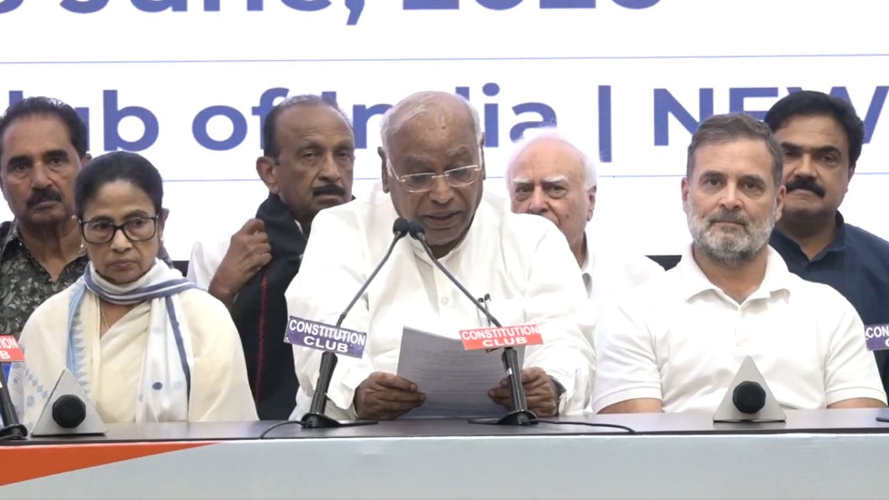 इंडिया आघाडीची बैठक संपली, SIR, नीटसह 5 मुद्यांवर एकमत; खरगे