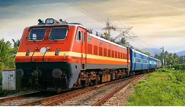 जर तुम्हाला ट्रेनचा प्रवास करताना तिकीटाचे पैसे परत मिळाले तर काय मजा येईल ना ! हा विनोद नाहीए..भारतीय रेल्वेने आता तिकीटाचा रिफंड देण्याचा निर्णय घेतला आहे. जर तुम्ही ट्रेनचा प्रवास करताना काही विशिष्ट परिस्थितीत प्रवास संपल्यानंतरही तिकीटाचे काही पैसे परत मिळवू शकता. मात्र, यासाठी काही नियम आहे. हे नियम नेमके कोणते हे आपण पाहूयात..