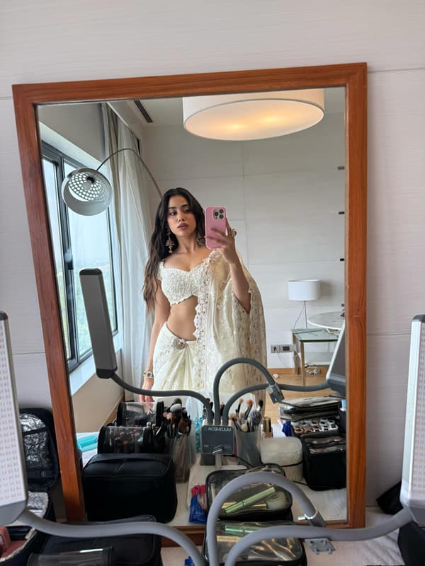 जान्हवी कपूरला या चित्रपटात ज्या स्वरुपात दाखवण्यात आलाय, ते प्रेक्षकांना आवडलेलं नाही. जान्हवीच्या रोलने प्रेक्षकांची निराशा केली आहे. चित्रपटात जान्हवीला पाहून राम चरणच्या ज्या Actions आहेत, त्यावर गंभीर प्रश्नचिन्ह निर्माण करण्यात आलय.