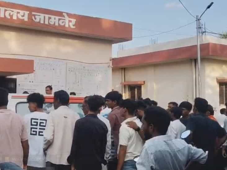 जळगावच्या जामनेर तालुक्यातील वाडी किल्ला गावाजवळ कार आणि क्रुझरचा भीषण अपघात झाला आहे. हा अपघात एवढा भीषण होता की यात दोन महिलांचा जागीच मृत्यू झाला आहे. या अपघातात तब्बल 14 भाविक महिला जखमी झाल्या आहेत.