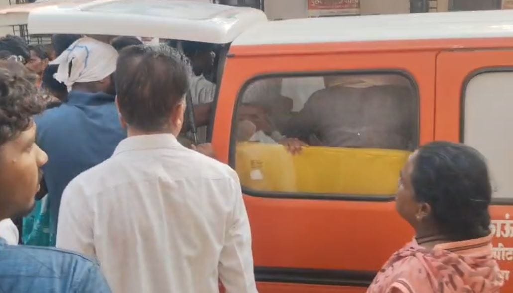 या भीषण अपघातात कारमधील दोन्ही महिलांचा मृत्यू झाला असून कारचालक गंभीर जखमी असल्याची प्राथमिक माहिती मिळाली आहे. दुसरीकडे क्रुझरमधील 13 महिला भाविक जखमी झाल्या आहेत. क्रुझरमधील महिला जामनेर तालुक्यातीलच मालदाभाडी गावातील रहिवासी असल्याचे समोर आले आहे.
