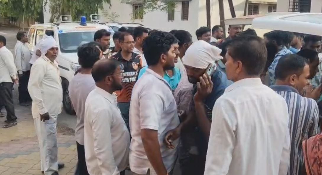 कारमधील प्रवासी हे नाशिक येथील रहिवासी असल्याची माहिती समोर आली आहे.