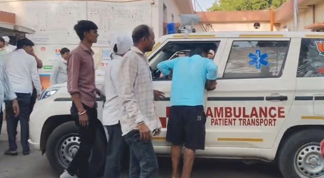 जखमींना जामनेर येथील तसेच परिसरातील रुग्णालयांमध्ये उपचारासाठी दाखल करण्यात आले आहे. देवदर्शनाहून परतत असताना हा अपघात झाल्याने हळहळ व्यक्तकेली जात आहे. सध्या सर्व जखमींवर उपचार सुरू असून लवकर त्यांच्या प्रकृतीत सुधारणा व्हावी, अशी प्रार्थना केली जात आहे.