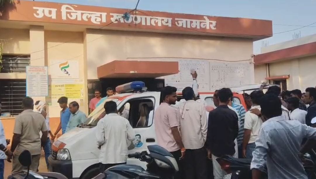 दरम्यान, या अपघातानंतर पोलिसांनी घटनास्थळाची पाहणी केली आहे. अपघातानंतर आजबूजाच्या लोकांनी तत्काळ पोलीस तसेच रुग्णवाहिकांना बोलावले. त्यानंतर जखमींना रुग्णालयात पाठवण्याचे काम युद्धपातळीवर करण्यात आले.