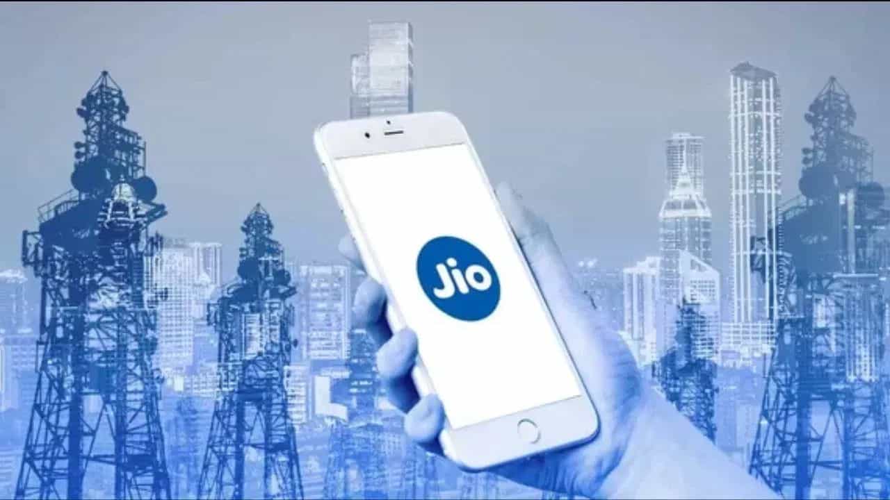 रिलायन्स जिओ कंपनीकडे स्वस्तातील प्लान ते प्रिमियम असे विविध प्रकारचे डेटा प्लान उपलब्ध आहेत. जास्तीत जास्त लोकांना आपल्या नेटवर्कशी जोडण्याकडे कंपनीचे लक्ष केंद्रित आहे.