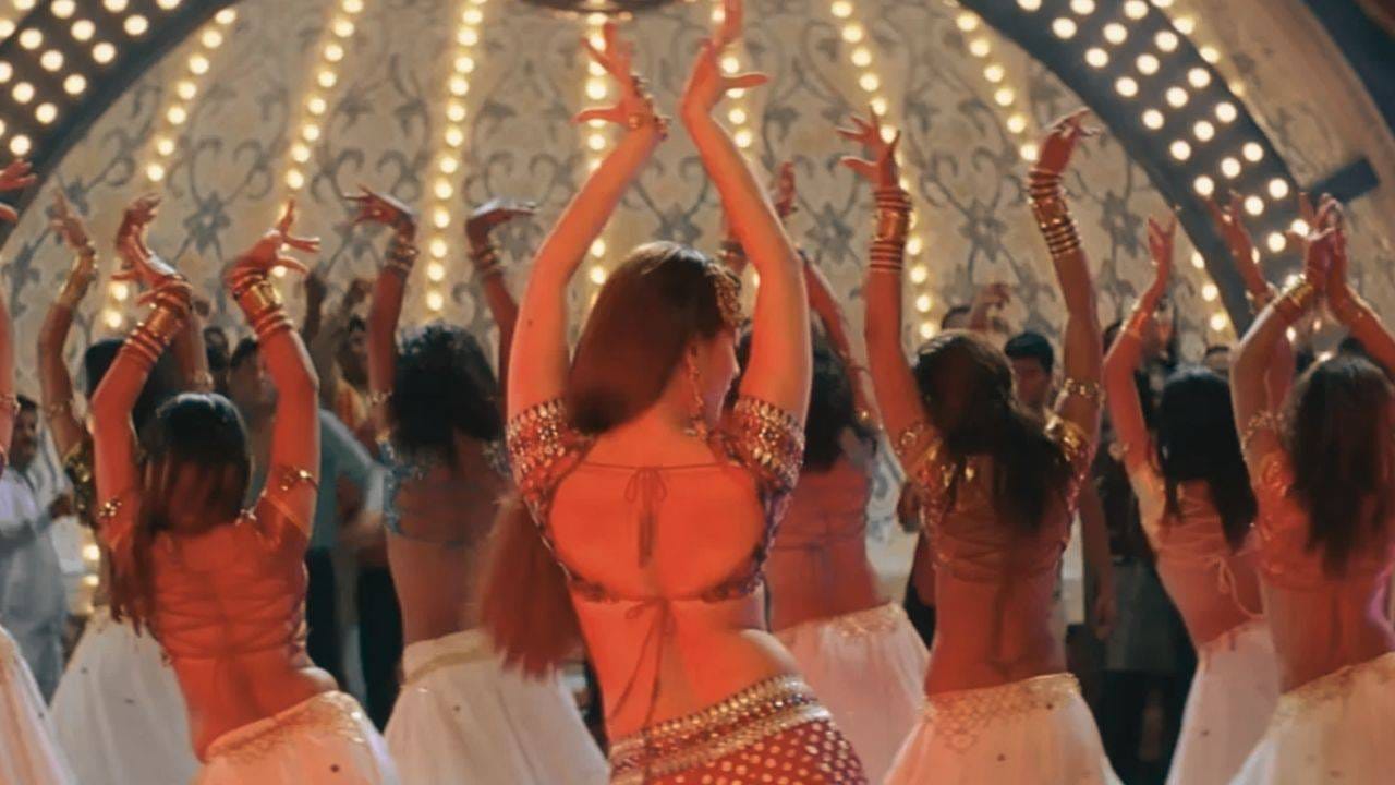 बॉलिवूडच्या इतिहासात अनेक गाण्यांमागे रंजक किस्से दडलेले आहेत. पण या डान्स नंबरची प्रेरणा अशा ठिकाणाहून मिळाली, ज्याचा कदाचित कोणी विचारही केला नसेल. या गाण्याचे बोल गुलजार साहेबांनी लिहिले होते. त्यांनी एका जुन्या मुलाखतीत खुलासा करताना सांगितले होते की, या गाण्याच्या बोलांची कल्पना रस्त्यांवर धावणाऱ्या ट्रकच्या मागे लिहिलेल्या शायरी आणि ओळींवरून सुचली होती. ट्रकवर अनेकदा डोळे, काजळ, प्रेम आणि हृदयाशी संबंधित मजेशीर वाक्ये लिहिलेली असतात. याच बोलांना गुलजार साहेबांनी आपल्या शैलीत गुंफून एक असे गाणे लिहिले, जे पुढे खूप लोकप्रिय झाले.