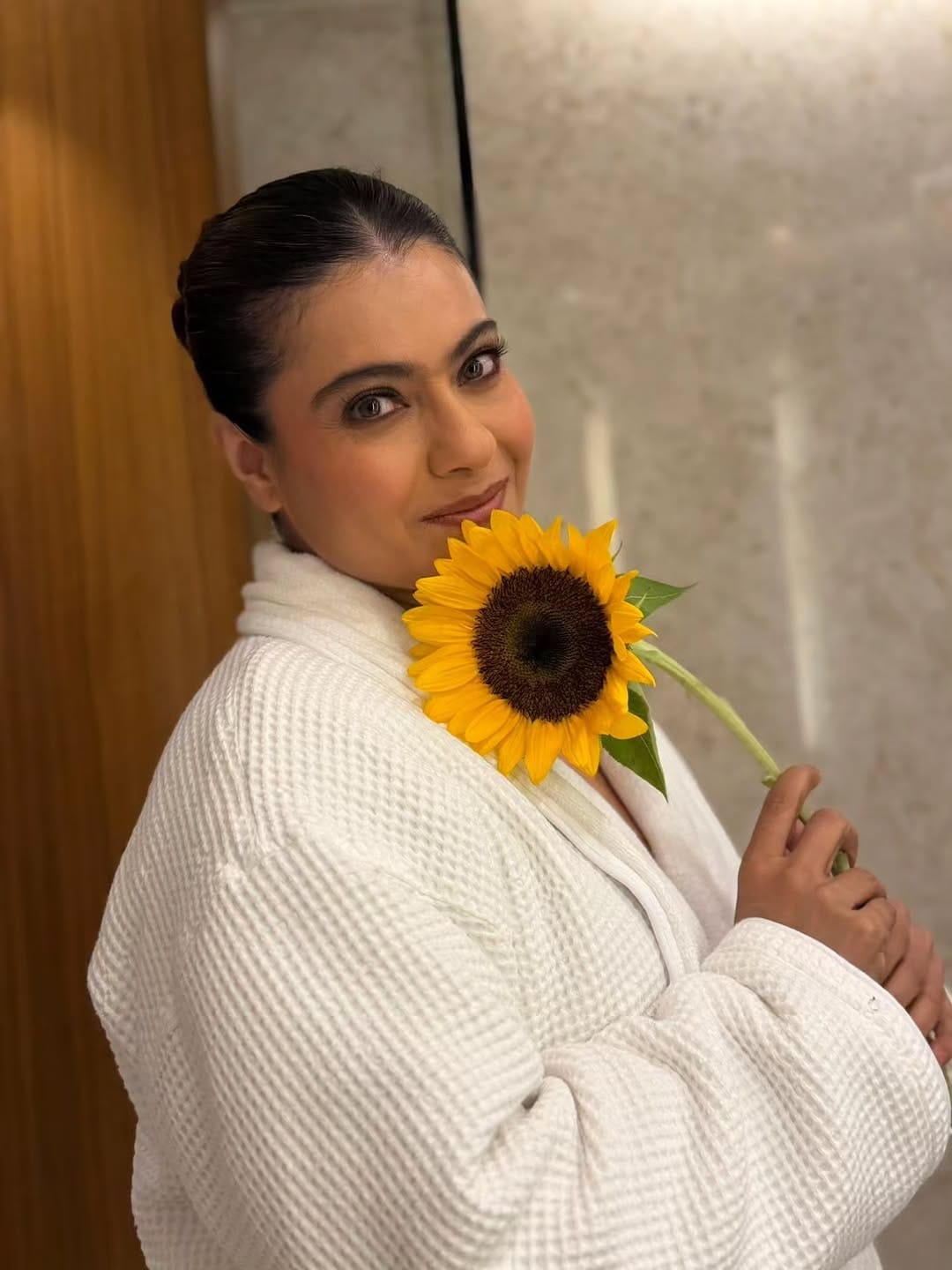 आता देखील काजोल हिने सोशल मीडियावर सूर्यफुलासोबत काही फोटो पोस्ट केले आहेत. चाहत्यांना देखील अभिनेत्रीचा लूक प्रचंड आवडलेला आहे. चाहते देखील काजोल हिचा प्रत्येक लूक फॉलो करतात.