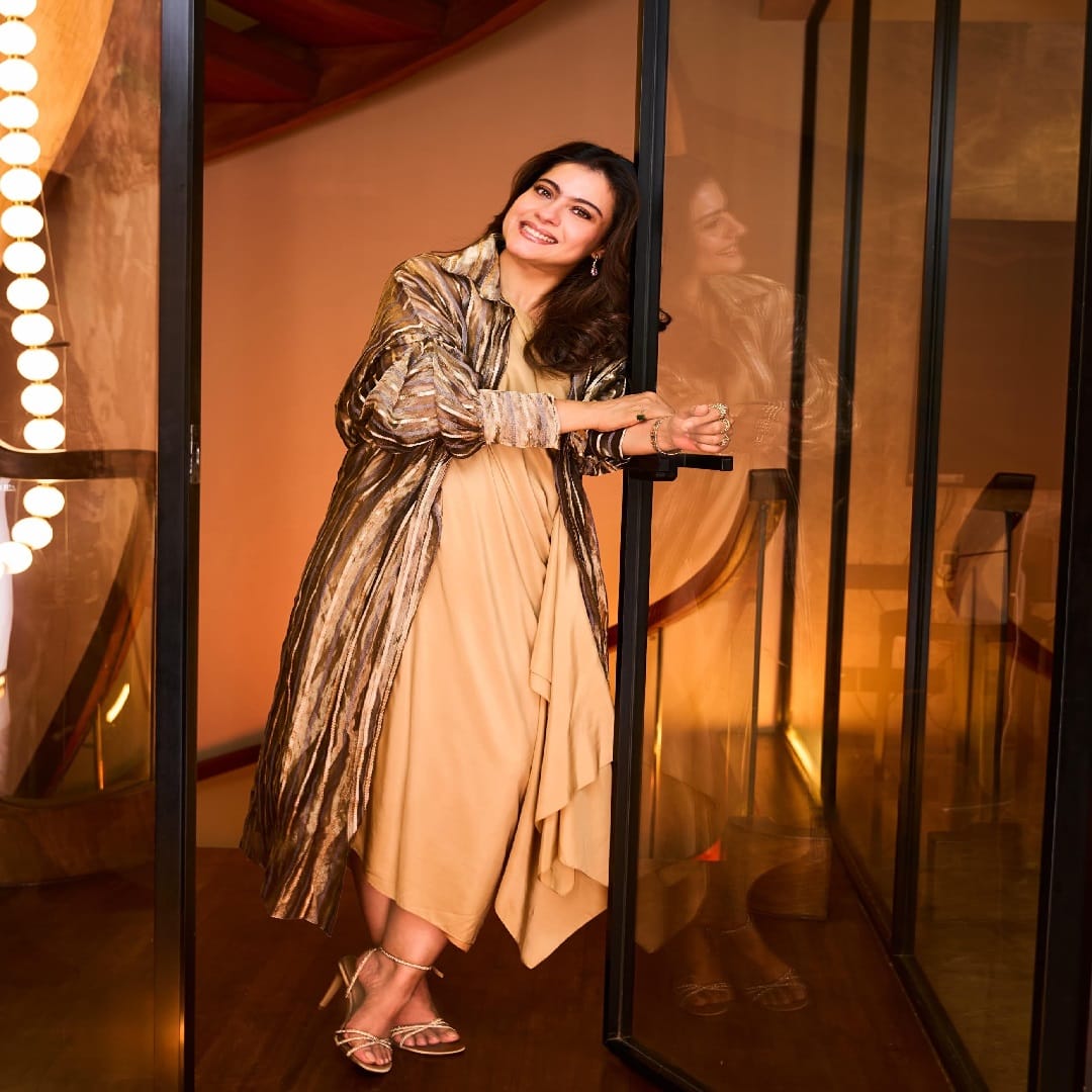 अभिनेत्री काजोल आता बॉलिवूडपासून दूर असली, चाहत्यांमध्ये कायम चर्चेत असते. आता देखील काजोल काही फोटोंमुळे चर्चेत आली आहे. अनेक सिनेमामध्ये दमदार भूमिका बजावत काजोल हिने चाहत्यांच्या मनावर राज्य केलं. पण आता काजोल सोशल मीडियावर कायम सक्रिय असते....