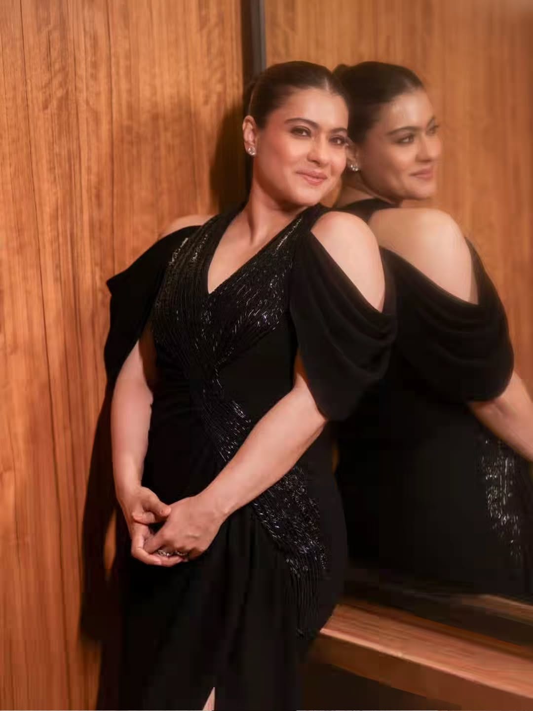 फोटो पोस्ट करत काजोल हिने कॅप्शनमध्ये 'मी काहीतरी आकर्षक बोलली असती, पण तुमचं लक्ष आधीच माझ्याकडे आहे.' असं विनोदी अंदाजात लिहिलं आहे. काजोलच्या पोस्टवर अनेक नेटकऱ्यांनी लाईक्स आणि कमेंटचा वर्षाव केला आहे.