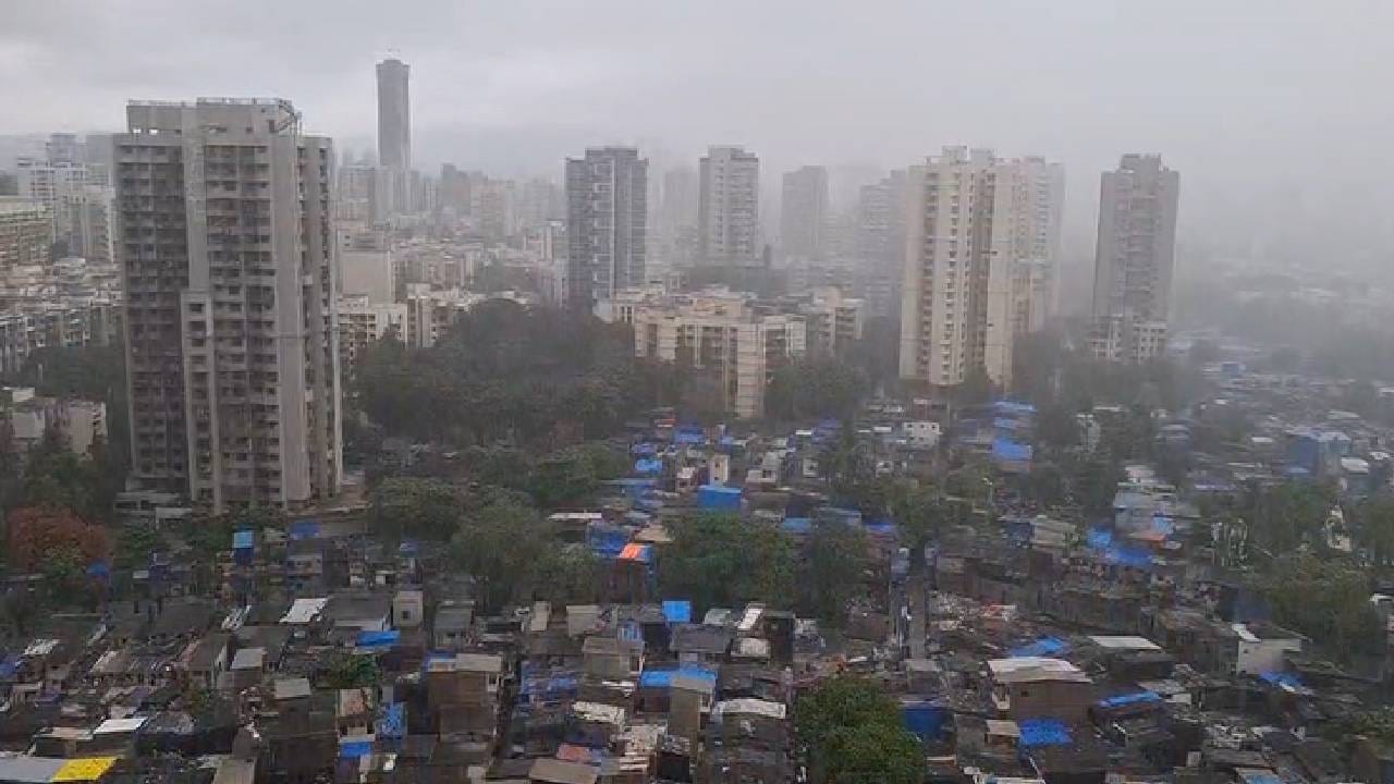 मुसळधार पावसामुळे कांदिवली परिसरात दृश्यमानता कमी झाली. सकाळपासून इथे बराच वेळ पावसाच्या सरी कोसळत होत्या.