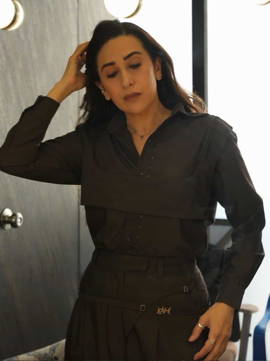 सध्या ज्या अभिनेत्रीचे फोटो सोशल मीडियावर व्हायरल होत आहेत, ती अभिनेत्री दुसरी तिसरी कोणी नाही तर, अभिनेत्री करिश्मा कपूर आहे. अभिनेत्री करिश्मा कपूर आज बॉलिवूडपासून दूर असली खासगी आयुष्यामुळे कायम चर्चेत असते.