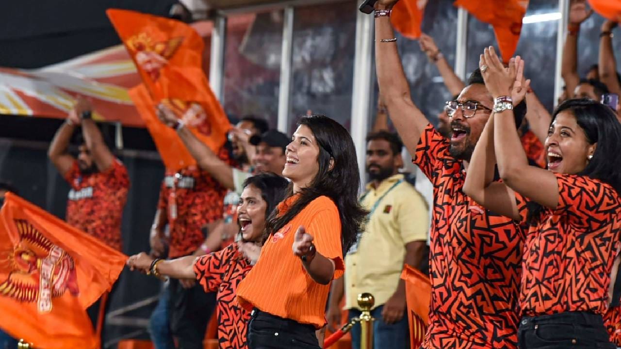 काव्या मारन गी सन ग्रुपची बोर्ड मेंबर असून ती सन टीव्ही नेटवर्कच्या सन नेक्स्ट या ओटीटी प्लॅटफॉर्मचीही प्रमुख आहे. तिच्याकडे अत्यंत महागड्या आणि आलिशान गाड्यांचंही कलेक्शन आहे. यामध्ये रॉल्स रॉय फँटम कार, बेंटले बेंटायगा आणि बीएमडब्ल्यू 60LI यांचा समावेश आहे. 

