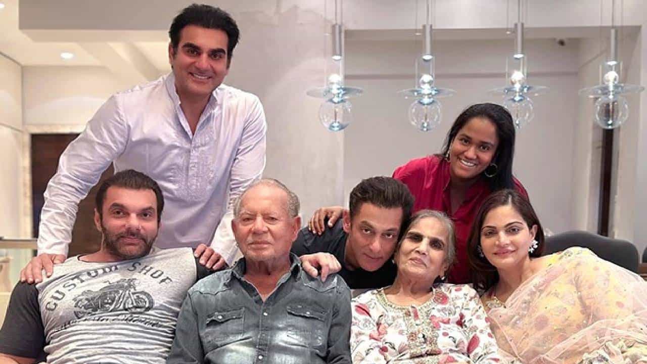 अभिनेता अरबाज खान आणि मलायका अरोरा यांच्यानंतर 2022 मध्ये जेव्हा सोहैल खान आणि सीमा सजदेह यांनी लग्नाच्या 24 वर्षांनंतर घटस्फोटाचा निर्णय जाहीर केला, तेव्हा खान कुटुंबीयांसोबतच सर्वांनाच मोठा धक्का बसला होता. या दोघांनी वैचारिक मतभेदांमुळे विभक्त होत असल्याचं स्पष्ट केलं होतं.