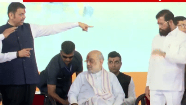 भर मंचावर झाला मोठा घोळ! कोल्हापूरच्या कार्यक्रमात शिंदेंचं नाव… मुख्यमंत्र्यांनी सूत्रसंचालकाला मध्येच अडवलं अन्…