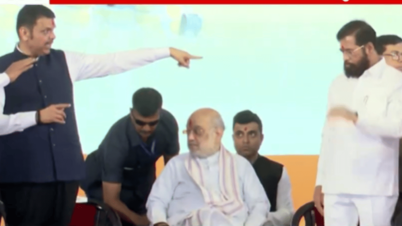 भर मंचावर झाला मोठा घोळ! कोल्हापूरच्या कार्यक्रमात शिंदेंचं नाव… मुख्यमंत्र्यांनी सूत्रसंचालकाला मध्येच अडवलं अन्…