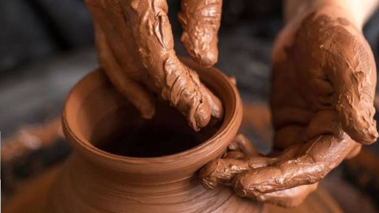 एका झटक्यात मोठा निर्णय, पहिल्यांदाच असं घडलं... कुंभार समाजाला मोठा दिलासा एका झटक्यात मोठा निर्णय, पहिल्यांदाच असं घडलं... कुंभार समाजाला मोठा दिलासा