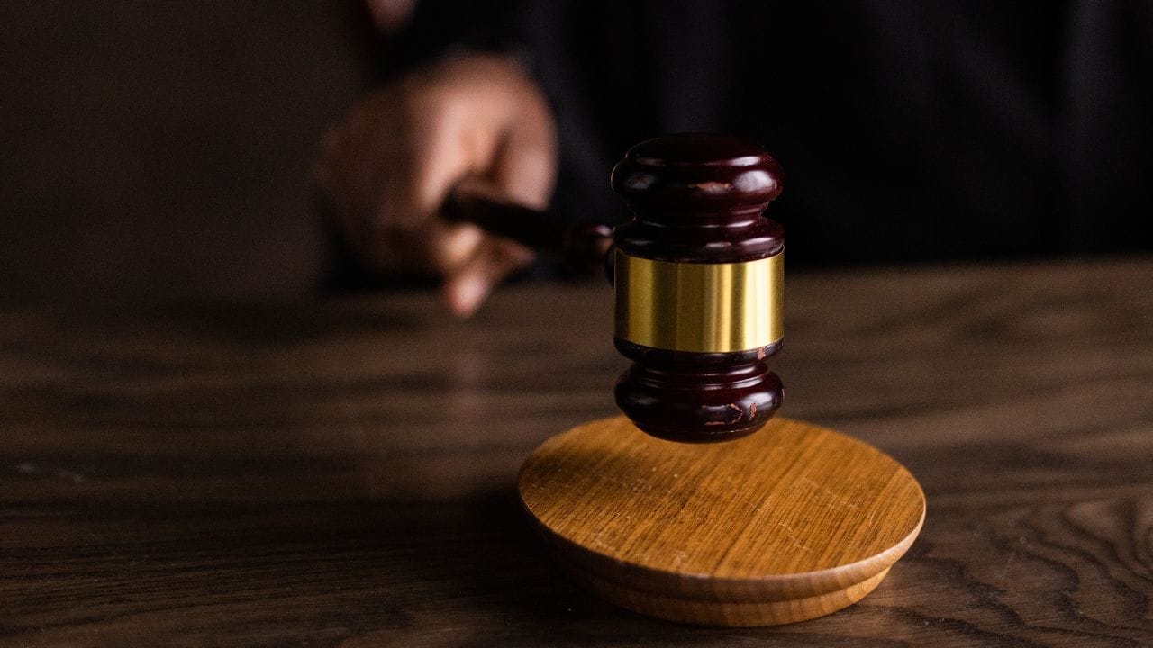 बँकिंग नियमांनुसार, खातेदाराच्या मृत्यूनंतर त्याचे बँक खाते कायदेशीररित्या निष्क्रिय (Inactive/Freeze) मानले जाते. व्यक्तीच्या मृत्यूनंतर, त्यांच्या नावावर असलेले डेबिट कार्ड किंवा डिजिटल बँकिंग वापरण्याचा अधिकार पूर्णपणे संपुष्टात येतो. त्यामुळे, बँकेला कोणतीही माहिती न देता या माध्यमातून केलेले सर्व व्यवहार फसवणूक मानले जातात.
