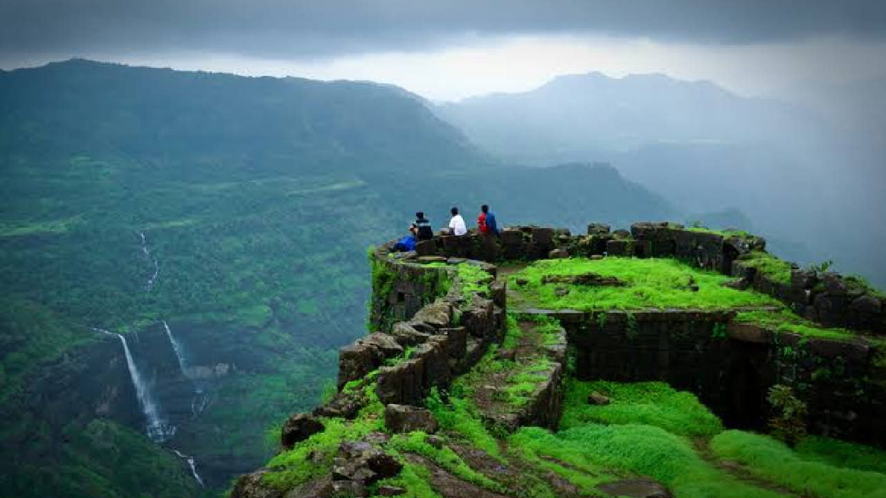 लोणावळा हे मुंबईपासून अवघ्या 90 किलोमीटरवर असलेले सर्वाधिक लोकप्रिय पर्यटनस्थळ आहे. पावसाळ्यात येथील भुशी धरण, टायगर पॉईंट, राजमाची किल्ला आणि परिसरातील धबधबे पर्यटकांना आकर्षित करतात. हिरवाईने नटलेला परिसर आणि थंडगार वातावरणामुळे विकेंड ट्रिपसाठी हे नेहमीच पसंतीचे ठिकाण ठरते.