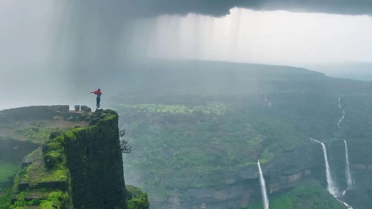 जर तुम्ही महाराष्ट्रात राहत असाल आणि पावसाळ्याचा आनंद घेऊ इच्छित असाल, तर लोणावळ्यापेक्षा उत्तम ठिकाण नाही. जून ते सप्टेंबर या काळात येथे भरपूर पाऊस पडतो आणि हवामान खूपच रमणीय होते. पावसाला सुरुवात झाल्यावर येथील डोंगर, धबधबे आणि दऱ्या जणू जिवंत झाल्यासारखे वाटतात. 