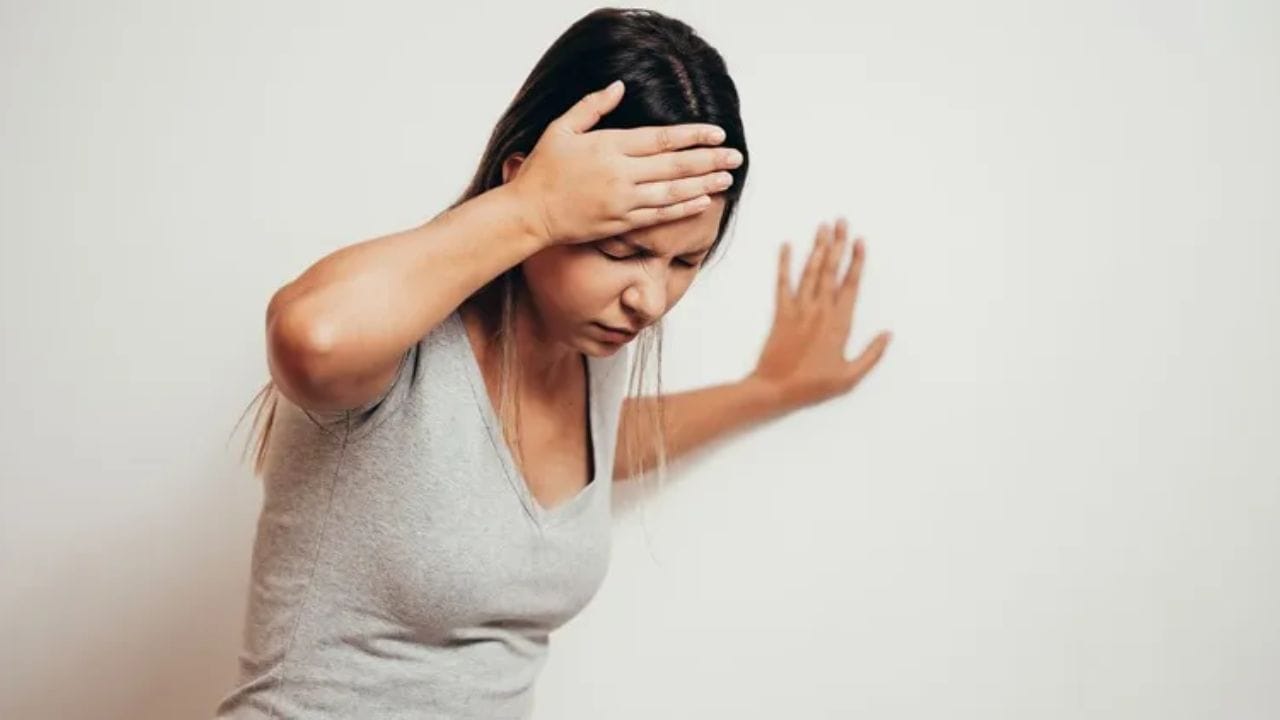 चक्कर येण्यासोबत या लक्षणांकडे दुर्लक्ष करु नये ? कमजोरी, खूप जास्त थकवा, धाप लागणे, धुसर दिसणे, हातापायांना मुंग्या येणे, चालताना अडचण येणे, शुद्ध हरपणे, वा डोकेदुखी वा छातीत दुखणे यासारख्या लक्षणांकडे दुर्लक्ष करु नये. हे एखाद्या गंभीर आरोग्य समस्येचे संकेत देखील असू शकते. वारंवार चक्कर येत असेल तर कोणताही उशीर न करता डॉक्टरांच्या सल्ल्याने आरोग्याची तपासणी करुन घेणे चांगले असते. 