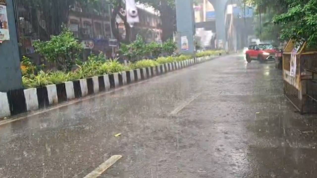 दरम्यान कांदिवली, बोरिवली, मालाड, अंधेरी, गोरेगाव, दहिसरमध्ये मान्सून पुन्हा सक्रीय, कांदिवलीत जोरदार पाऊस झाला.