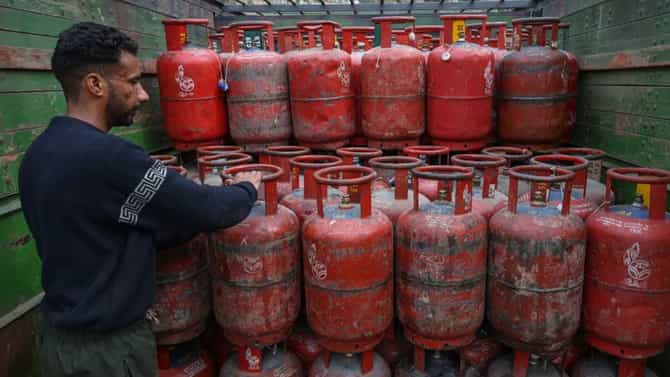 LPG gas cylinder : सर्वसामान्यांना सरकारचा सर्वात मोठा झटका, एलपीजी गॅस सिलिंडरसंदर्भात सरकारचा अत्यंत मोठा निर्णय
