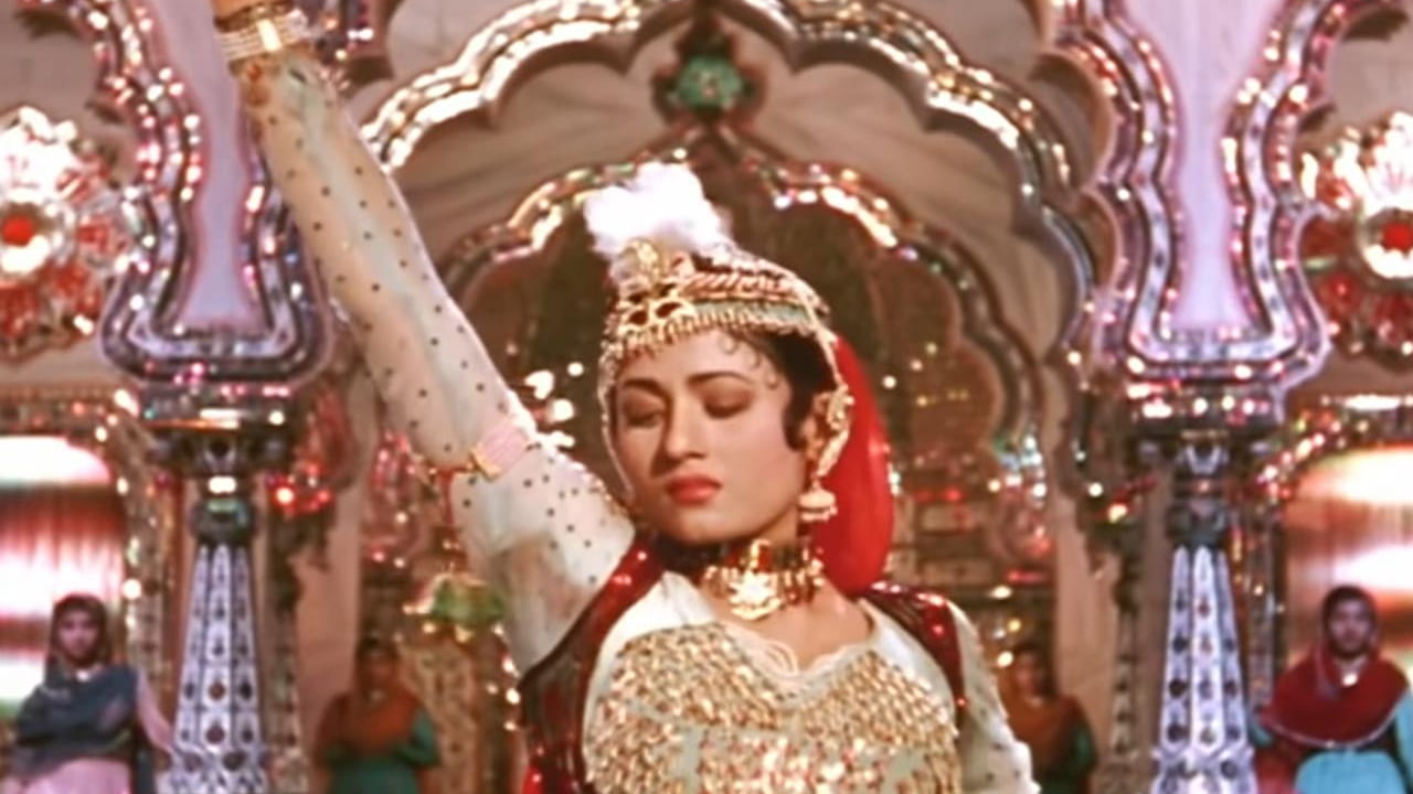 या चित्रपटातील अनारकलीची भूमिका अभिनेत्री मधुबाला यांनी साकारली होती. त्यांच्या अभिनयामुळे आणि लता मंगेशकर यांच्या आवाजामुळे ‘प्यार किया तो डरना क्या’ हे गीत भारतीय चित्रपटसृष्टीतील सर्वकालीन लोकप्रिय गीतांपैकी एक बनले.
