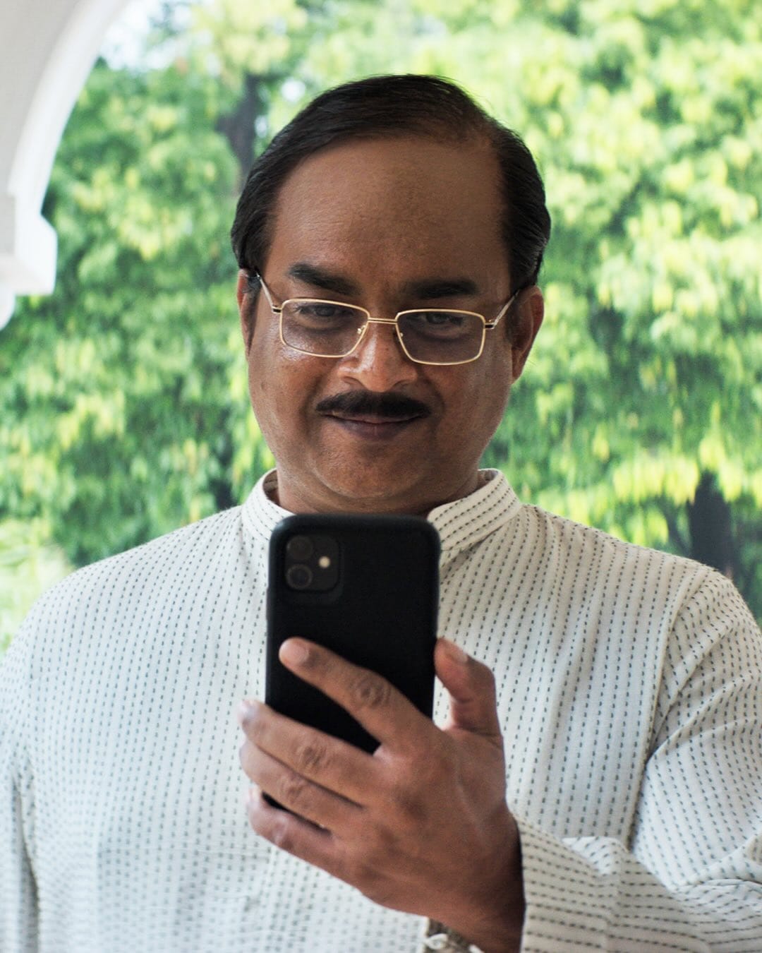 अनेक जोडपी गरज नसताना त्यांच्या रिलेशनशिपची टेस्ट घेतात. बाहेर, परदेशात शूटच्यावेळी सुंदर मुली सोबत असताना मोह, इच्छा होत असल्याची मला जाणीव झाली. मी सरिताला नेहमी सोबत घेऊन जातो. माझी जेव्हा दुसऱ्या अभिनेत्रींबरोबर ओळख करुन दिली जाते, तेव्हा सरिता सोबत असते. परदेशात शूटिंगच्यावेळी मी एकटा नसतो. सरिता मला रोमँटिक सीन शूट करताना पाहते, तेव्हा तिला माहित असतं, कॅमेऱ्यावरच्या भावना खऱ्या नाहीत असं माधवन म्हणाला.