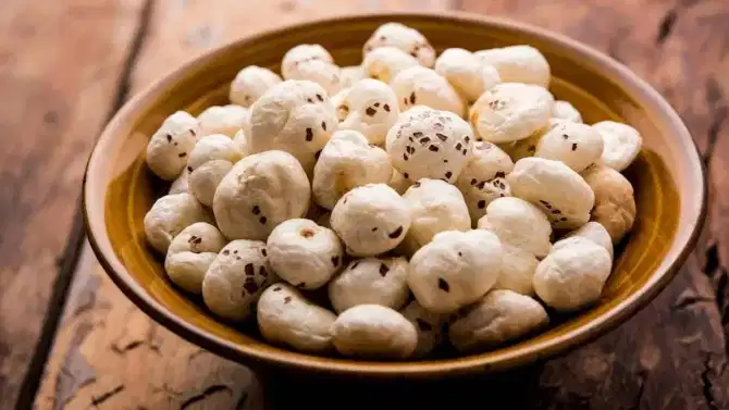 Makhana Side Effects: हेल्दी स्नॅक्स म्हणून मखाना खाताय? थांबा! ही 5 लक्षणे दिसत असतील तर चुकूनही खाऊ नका