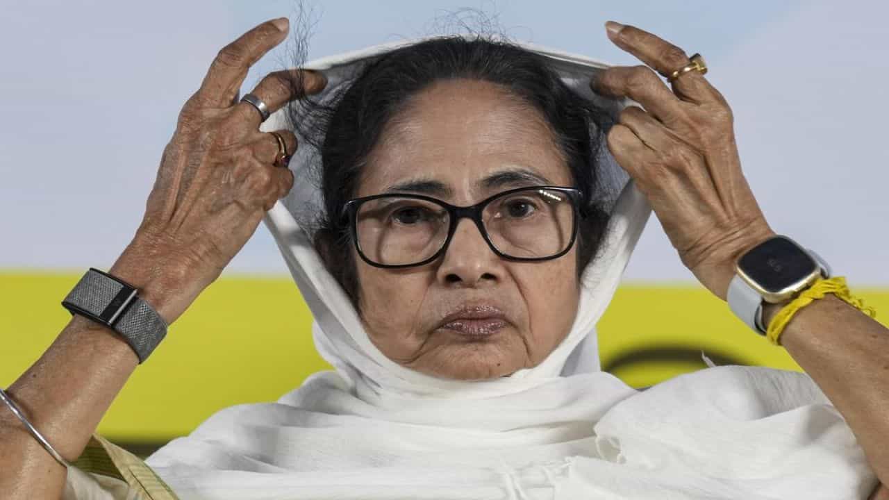 आधी ममता बॅनर्जी यांच्या टीएमसी पक्षाच्या बंडखोर नेत्यांनी स्वतंत्र गट स्थापन केला होता, मात्र, नंतर त्यांनी आता एनसीपीआय या पक्षात विलीन होण्याचा निर्णय काल जाहीर केल्याने खळबळ उडाली आहे.