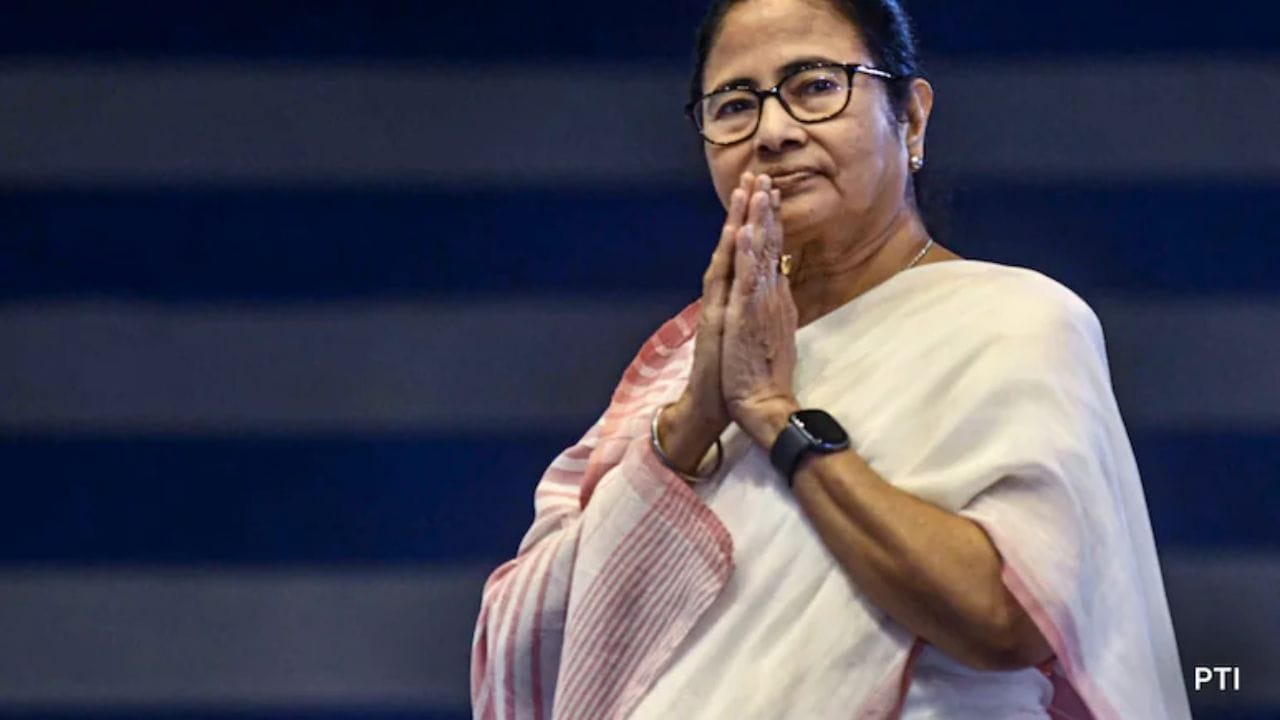 आता बंडखोर खासदारांनी थेट एनडीएला पाठिंबा जाहीर करत मोठी खेळी केली आहे. त्यामुळे एनडीएच्या खासदारांची संख्या वाढणार असून संसदेत पावसाळी अधिवेशनात एक देश,एक निवडणूक आणि मतदार पुनर्रचना कायदा पास करण्यासाठी केंद्र सरकारने जमवाजमव केल्याचे म्हटले जात आहे.