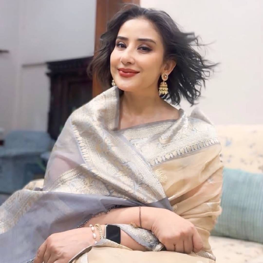 नव्वदच्या दशकातील आघाडीची अभिनेत्री मनिषा कोईराला आजही चाहत्यांच्या मनात विशेष स्थान टिकवून आहे. मनिषाने तिच्या अभिनयाने, नृत्यकौशल्याने आणि सौंदर्यान बॉलिवूड इंडस्ट्रीवर छाप सोडली आहे. मात्र कॅन्सरमुळे तिच्या आयुष्यातील काही काळ सर्वांत आव्हानात्मक बनला होता. आजारपणावर यशस्वीरित्या मात करून मनिषाने इंडस्ट्रीत पुनरागमन केलं आणि आता ती सोशल मीडियावर सक्रिय आहे.