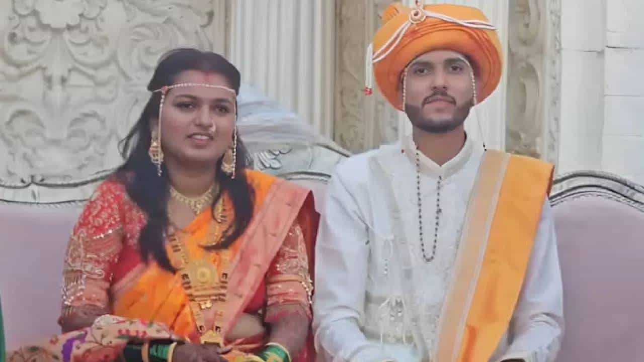 प्रसिद्ध कीर्तनकार इंदोरीकर महाराज यांच्या कीर्तनाप्रमाणेच त्यांच्या वक्तव्यांचीही चर्चा होत असते. आणि त्यांच्या कुटुंबात कोण, काय करतं, त्यांची पत्नी, मुलगी, मुलगा, जावई याबद्दलही जाणून घेण्यास लोक खूप उत्सुक असतात. त्यांची मुलगी ज्ञानेश्वरी हिचा महिन्याभरापूर्वी विवाह झाला. 3 मे रोजी अहिल्यानगर येथे थाटामात ज्ञानेश्वरी आणि साहिल चिलप यांचं लग्न झालं. त्याचे फोटोही बरेच व्हायरल झाले. मुख्यमंत्री, उपमुख्यमंत्र्यांसह अनेकांनी या सोहळ्याला हजेरी लावली. त्यांच्यासह हजारो नागरिकांनी वधुवरांना भावी आयुष्यासाठी आशीर्वाद दिले. ( All Photos : Social Media / Instagram)