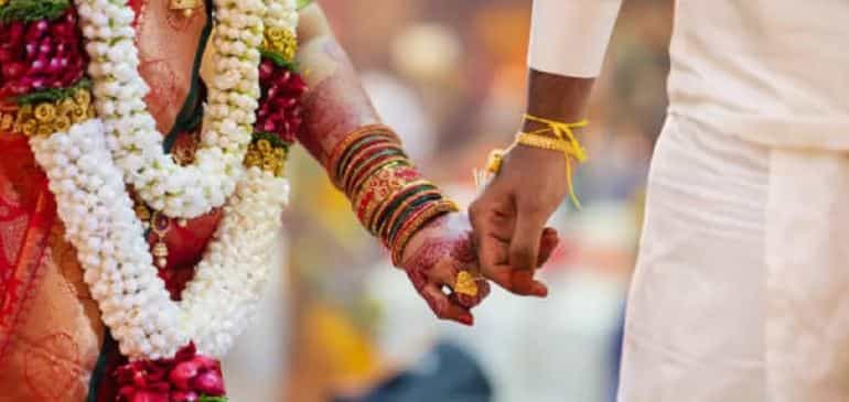 या जगात सगळीकडेच लग्नव्यवस्था पाहायला मिळते. प्रदेशानुसार लग्नाचे नियम, परंपरा बदलत राहतात. भारतातही प्रत्येक राज्यात लग्नाच्या प्रथेमध्ये बदल दिसून येतात. भारतातील अशाच एका ठिकाणच्या लग्नाची सगळीकडे चर्चा होत आहे. इथे चक्क नवरदेव सासरी नांदायला जातो. (सांकेतिक फोटो)