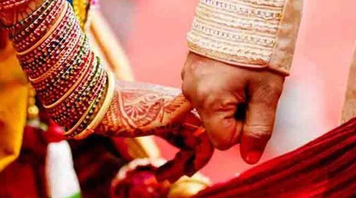भारताची संस्कृती ही पुरुषप्रधान आहे. त्यामुळे पुरुषाला केंद्रस्थानी ठेवूनच सगळे निर्णय घेतले जातात. भारतीय लग्नसंस्थेतही पुरुषप्रधान संस्कृतीची झलक दिसते. म्हणूनच लग्नानंतर भारतात मुलगी नवरदेवाच्या घरी नांदायला जाते. आपल्या आईवडिलांना सोडून तिला नांदायला यावं लागतं. (सांकेतिक फोटो)