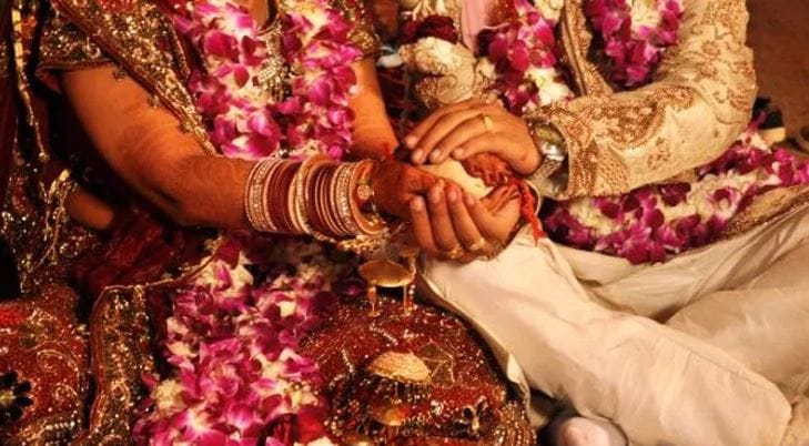 त्यामुळेच लग्न झाल्यानंतर नवरदेव आपले घर सोडून थेट नवरीच्या घरी नादांयला जातो. नवरीच्या घरीच नवरदेव कायमचे राहतो. तिथे राहून तो सासऱ्याच्या कामात मदत करतो. या जमातीमध्य कुटुंबातील छोट्या मुलीलाच पूर्ण संपत्तीची मालकीण समजले जाते. (सांकेतिक फोटो)