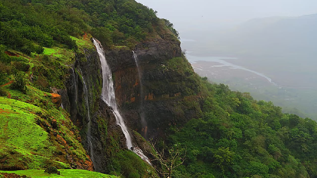 माथेरान हे आशियातील एकमेव वाहनमुक्त हिल स्टेशन म्हणून ओळखले जाते. वाहनांची वर्दळ नसल्यामुळे येथील वातावरण स्वच्छ आणि शांत असते. पॅनोरमा पॉईंट, लुईसा पॉईंट, घनदाट जंगल, लाल मातीचे रस्ते तसेच घोडेस्वारी आणि छोट्या ट्रेक्सचा अनुभव पर्यटकांना वेगळीच मजा देतो.