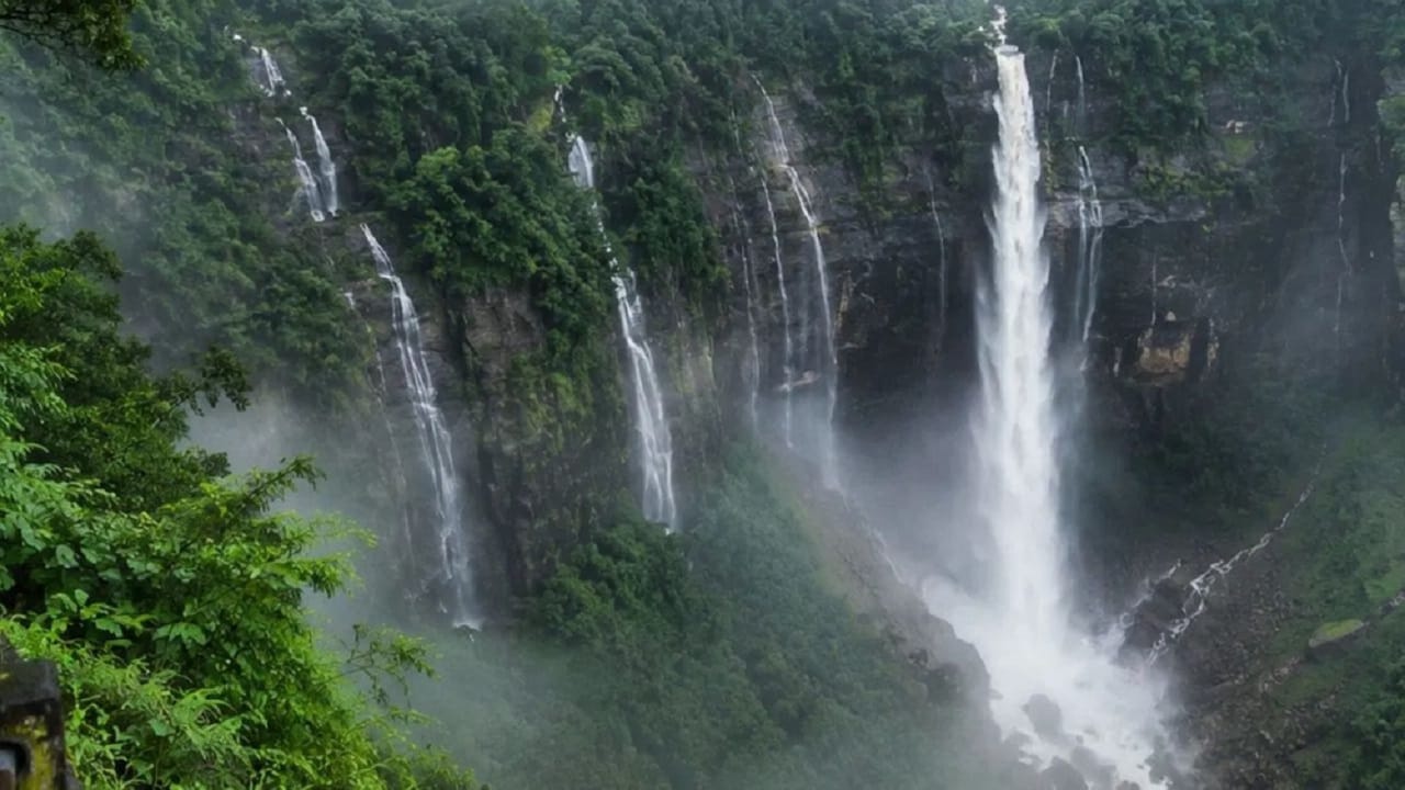 पावसाळ्यात मेघालयाला  फिरायला जाणं हा एक वेगळाच अनुभव असतो. येथे मे महिन्यापासूनच पावसाला सुरुवात होते आणि दररोज मुसळधार पावसाचं सुंदर दृश्य पाहायला मिळतं. म्हणूनच मेघालयाची गणना भारतातील सर्वाधिक पावसाच्या राज्यांमध्ये केली जाते. पावसाळ्यात येथील हिरवीगार डोंगररांग, तलाव आणि धबधबे एक अद्भुत दृश्य सादर करतात. पावसाळ्यात हे ठिकाण पूर्णपणे ढगांनी वेढलेलं असतं. 