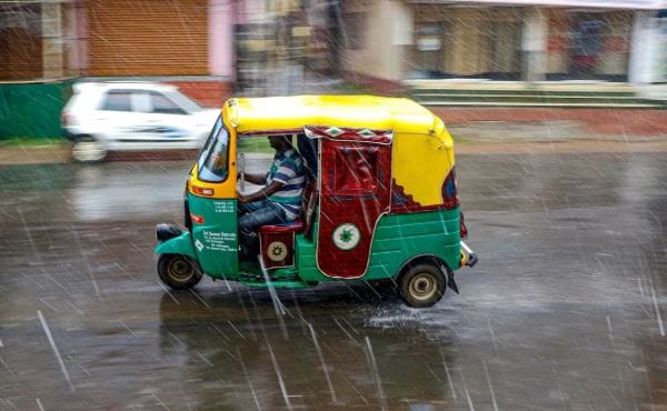 गेल्या अनेक दिवसांपासून मान्सून कधी एकदा भारतात दाखल होईल, असे विचारले जात होते. विशेष म्हणजे या वर्षी मान्सून वेळेआधीच येईल, असा अंदाज व्यक्त करण्यात आला होता. परंतु तो यंदा उशिराने केरळमध्ये दाखल झाला आहे.