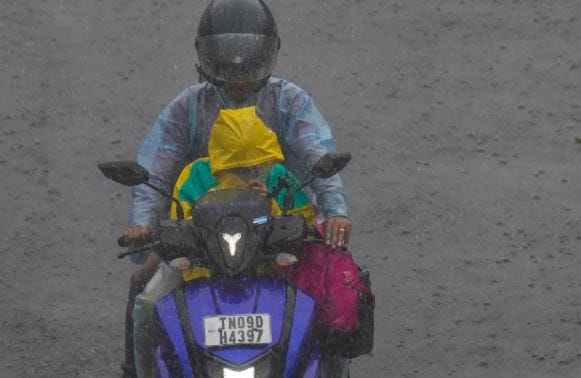 भारतीय हवामान विभागाच्या माहितीनुसार आता केरळमध्ये मान्सून दाखल झाला आहे. आता त्याची वाटचाल महाराष्ट्राच्या दिशेने सुरू झाली आहे. त्यामुळे शेतकऱ्यांनी पेरणीसाठी तयारी सुरू करावी, असे सांगितले जात आहे. 